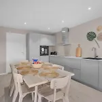 Sunset Bay Penthouse 아파트